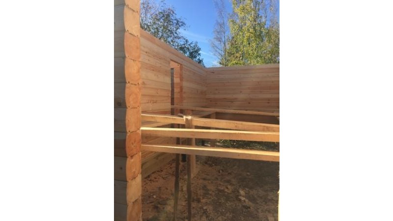 Построенный дом из бруса под усадку