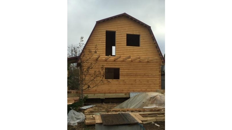 Построенный дом из бруса под усадку