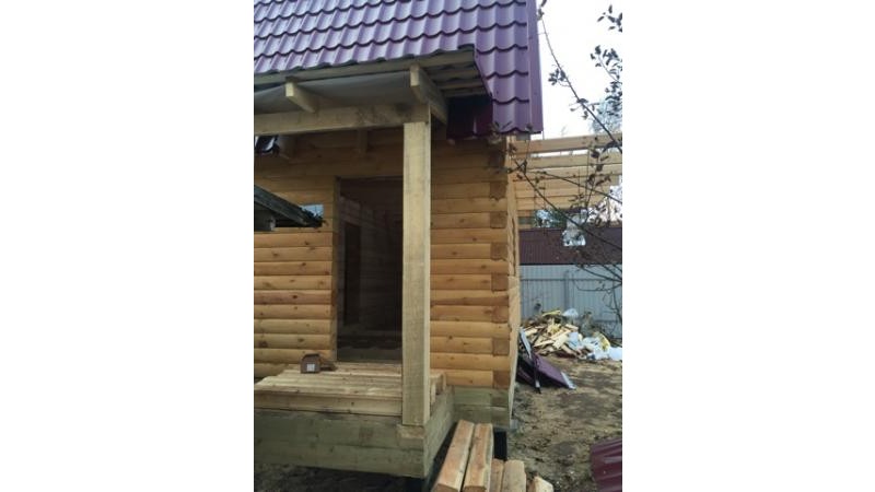Построенный дом из бруса под усадку