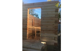 Построенный дом из бруса под усадку