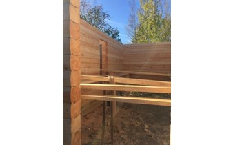 Построенный дом из бруса под усадку