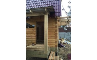 Построенный дом из бруса под усадку
