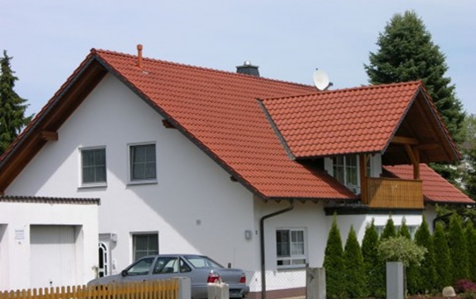 Дом с крышей из керамической черепицы